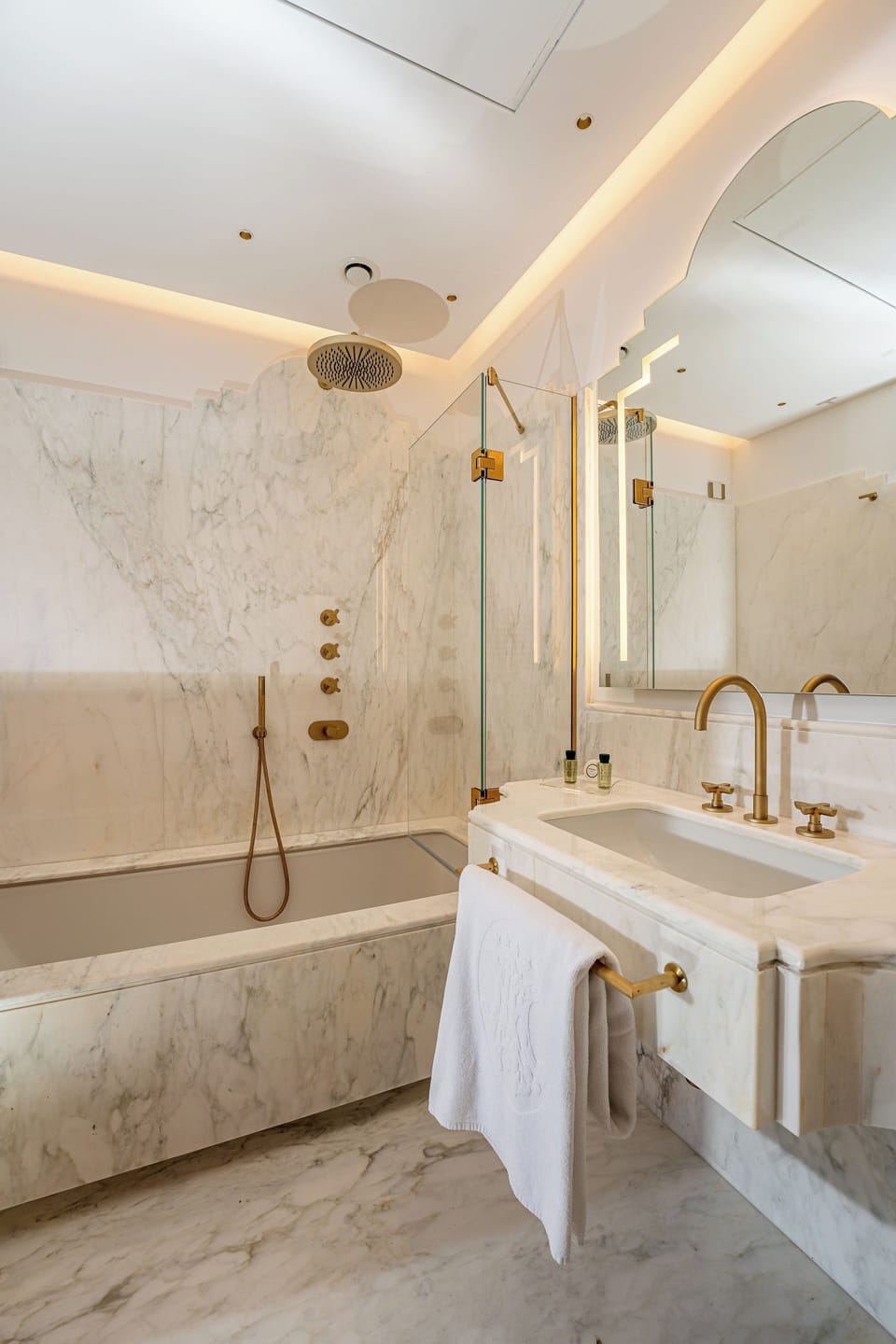 Superior Room, Balcony, Garden View | Bathroom | Free toiletries, hair dryer, bidet, towels