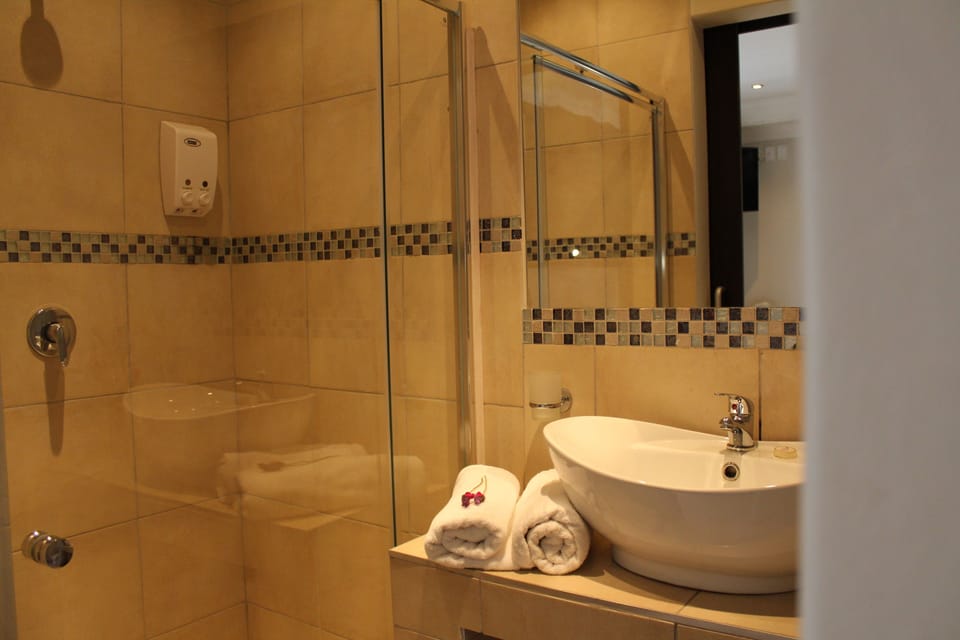 Twin Room (Liebe 7) | Bathroom | Free toiletries, hair dryer, towels