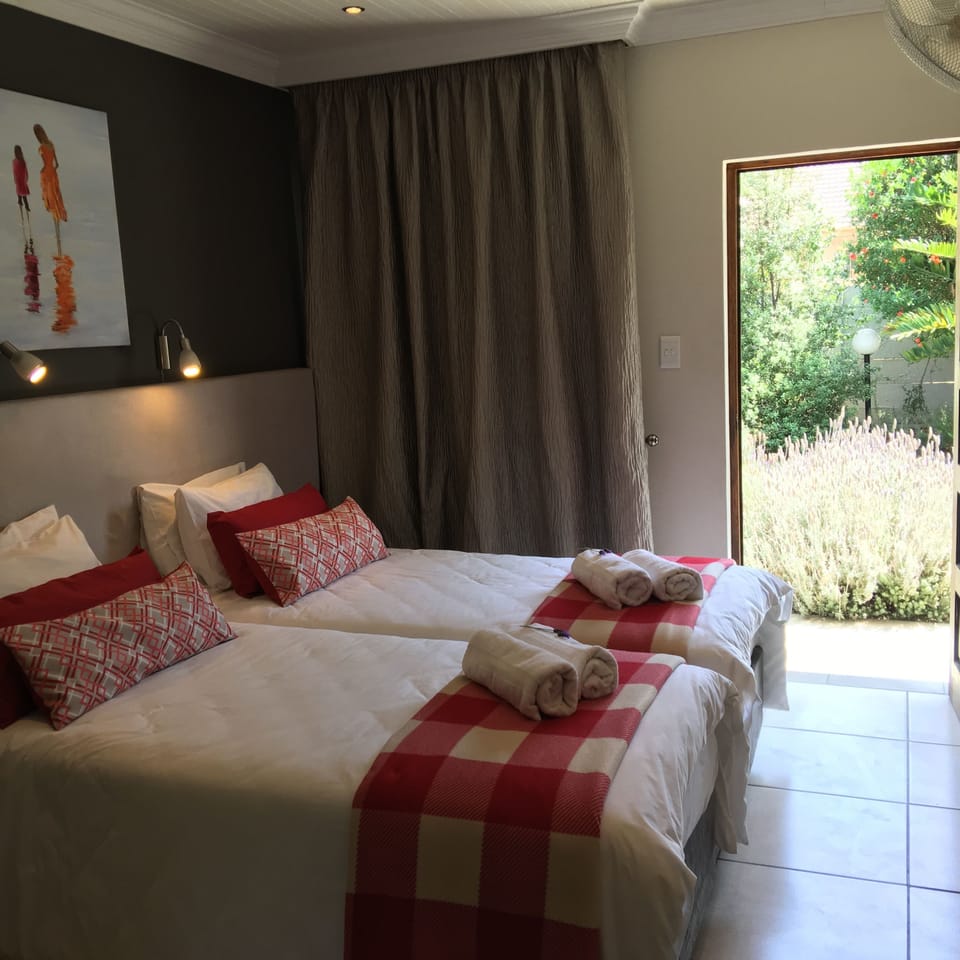 Twin Room (Liebe 9) | 9 bedrooms, premium bedding, desk, laptop workspace