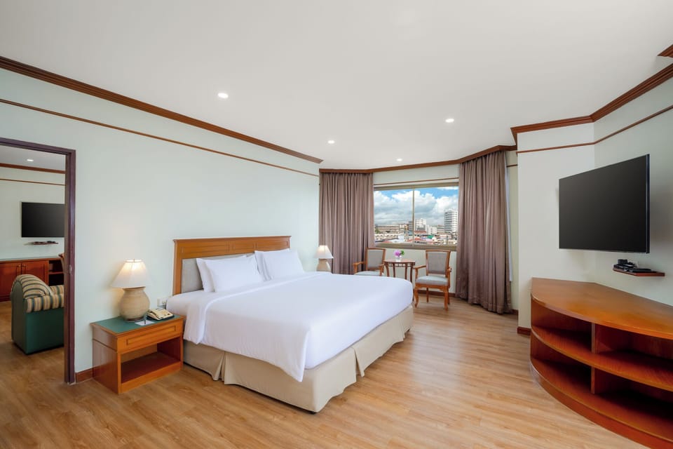 Executive Suite | 1 bedroom, minibar, in-room safe, desk