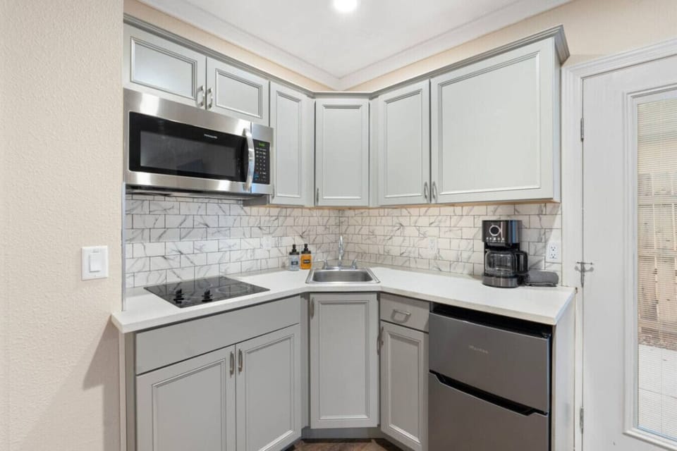 Charming small kitchen, equipped for all your cooking needs.
