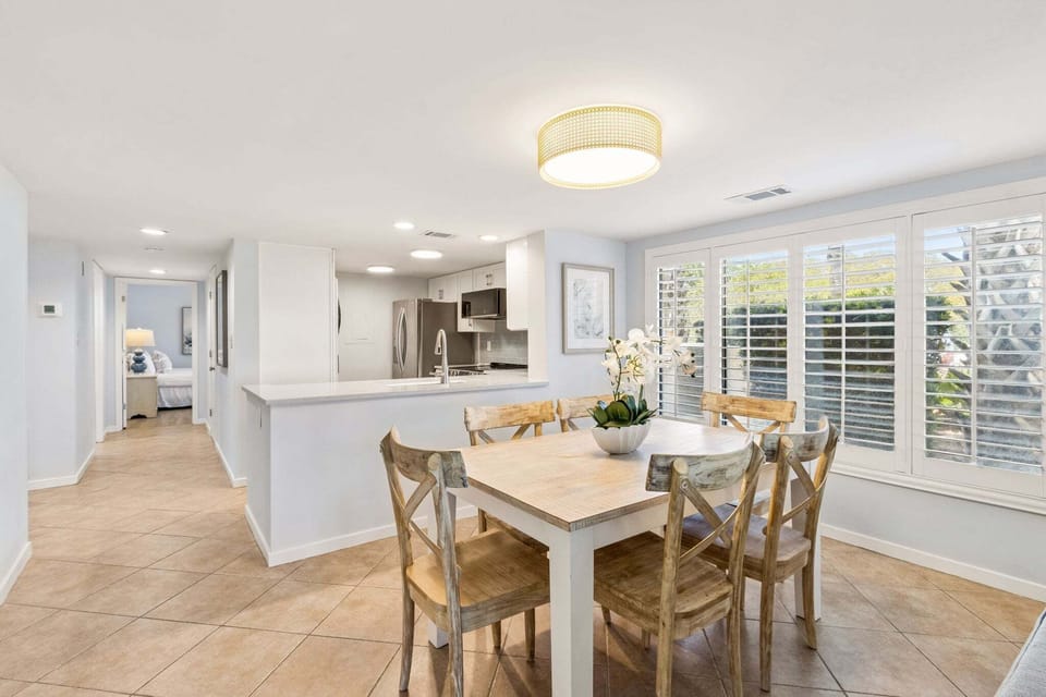 Dining Area with Seating for Six at the Table