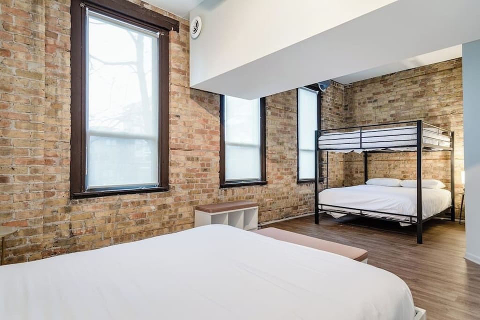 Bedroom 1 - 3 queens