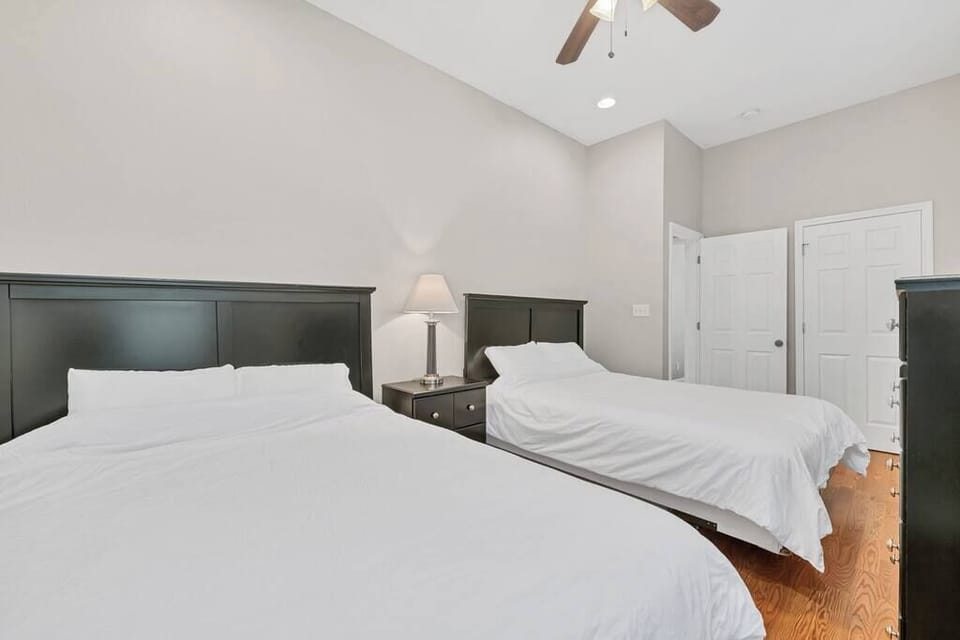Bedroom 1: 2 queens