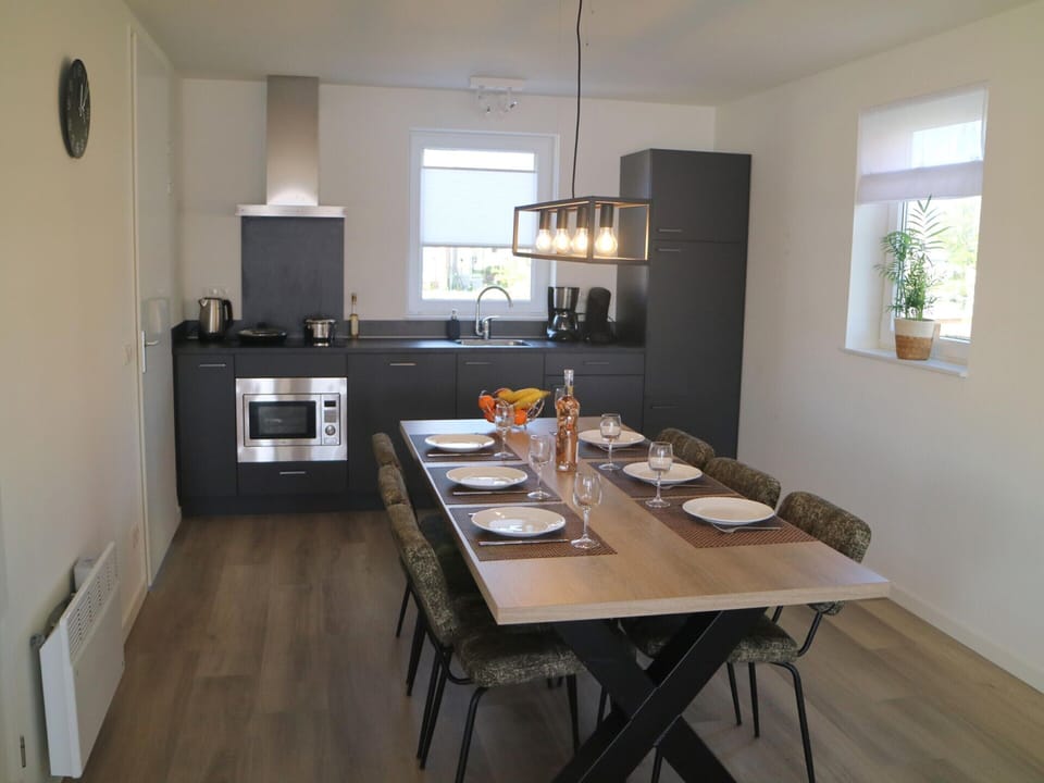 House | Private kitchen | Stovetop, electric kettle, highchair