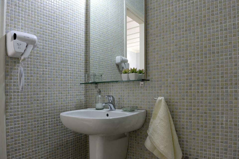 Superior Room | Bathroom | Shower, free toiletries, hair dryer, towels