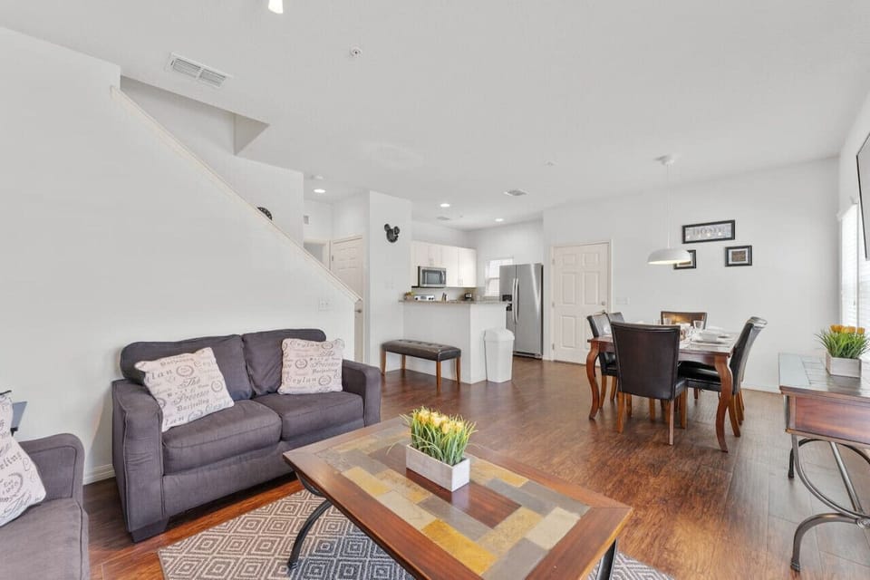 Living Room#quiet #stylish #disney #parks #kingdom #springs #poolhouse #vacation #rental #waterpark #Kissimmee #Orlando #universal #citywalk #legoland #shortstay #longstay #bbq #grill #privatepool #westlucaya