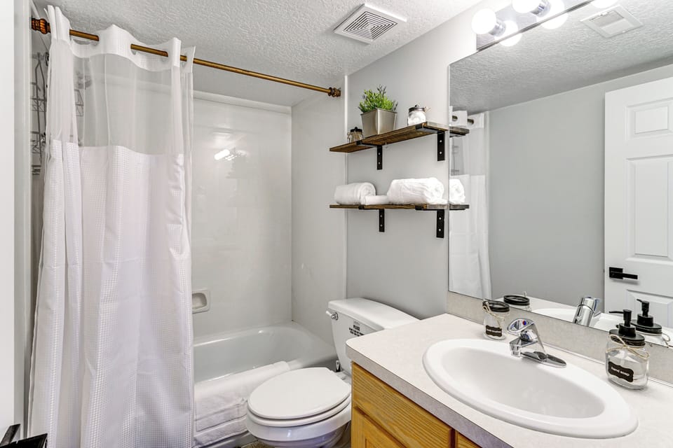 Cozy Kaysville Vacation Rental w/ Mountain Views! Apartment in Farmington