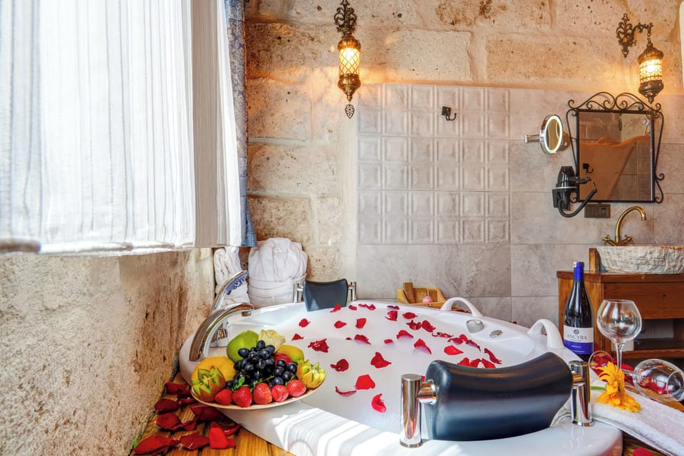 Deluxe Room | Bathroom | Shower, rainfall showerhead, designer toiletries, hair dryer