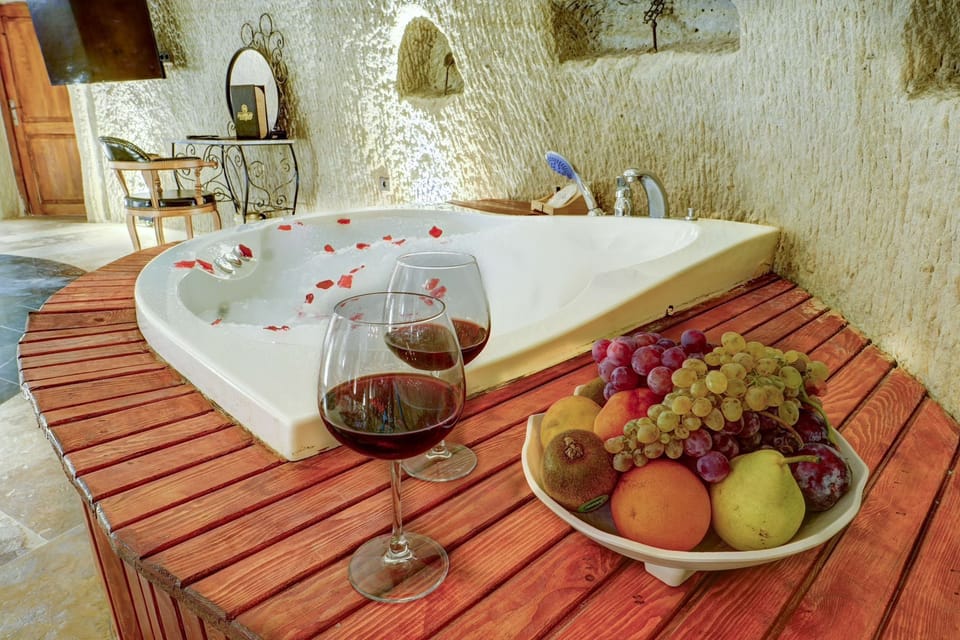 Romantic Room | Premium bedding, minibar, in-room safe, laptop workspace