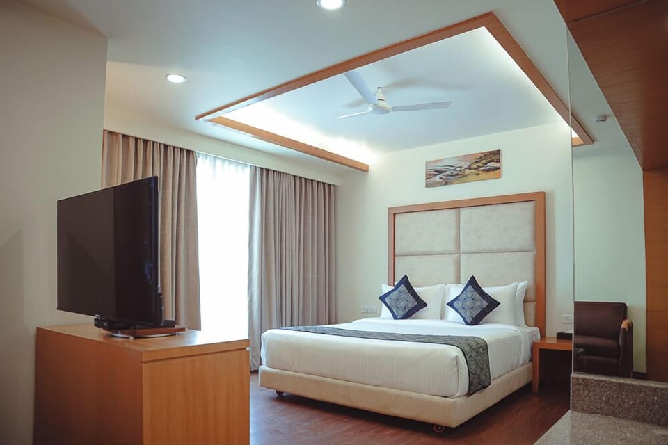 Club Double Room | Minibar, in-room safe, blackout drapes, soundproofing