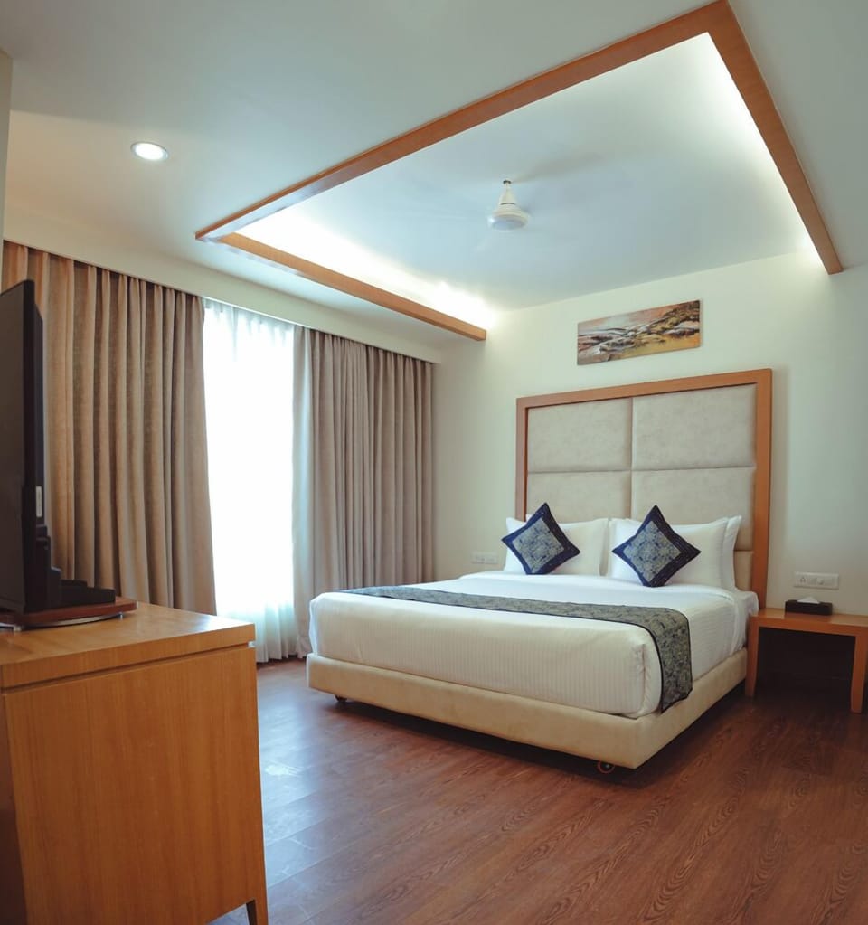 Club Double Room | Minibar, in-room safe, blackout drapes, soundproofing