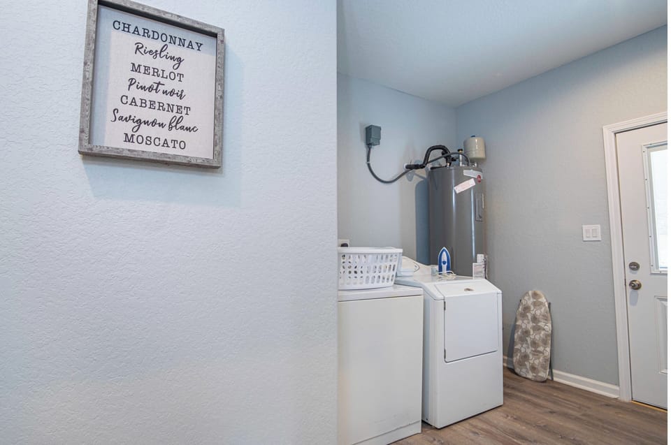 House, 4 Bedrooms (4 Bedrooms) | Laundry