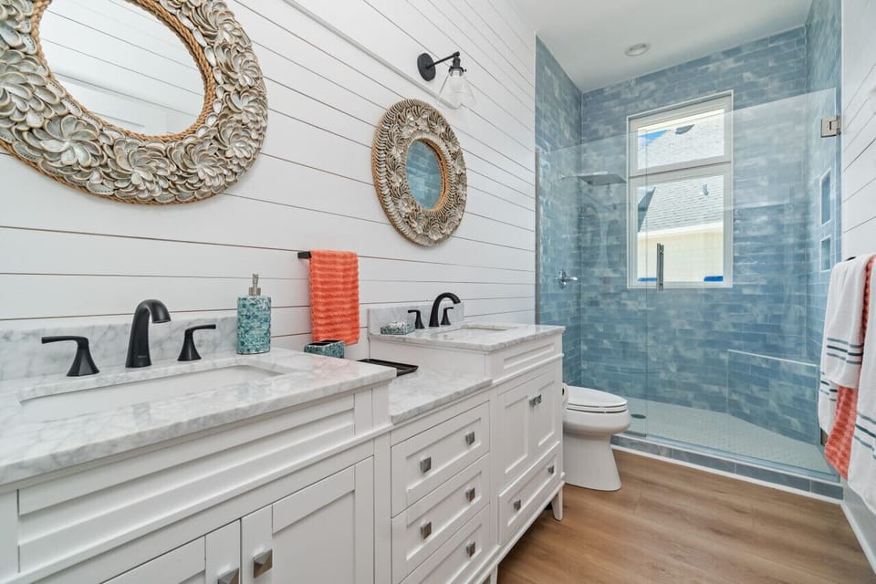 Shared main floor full bathroom