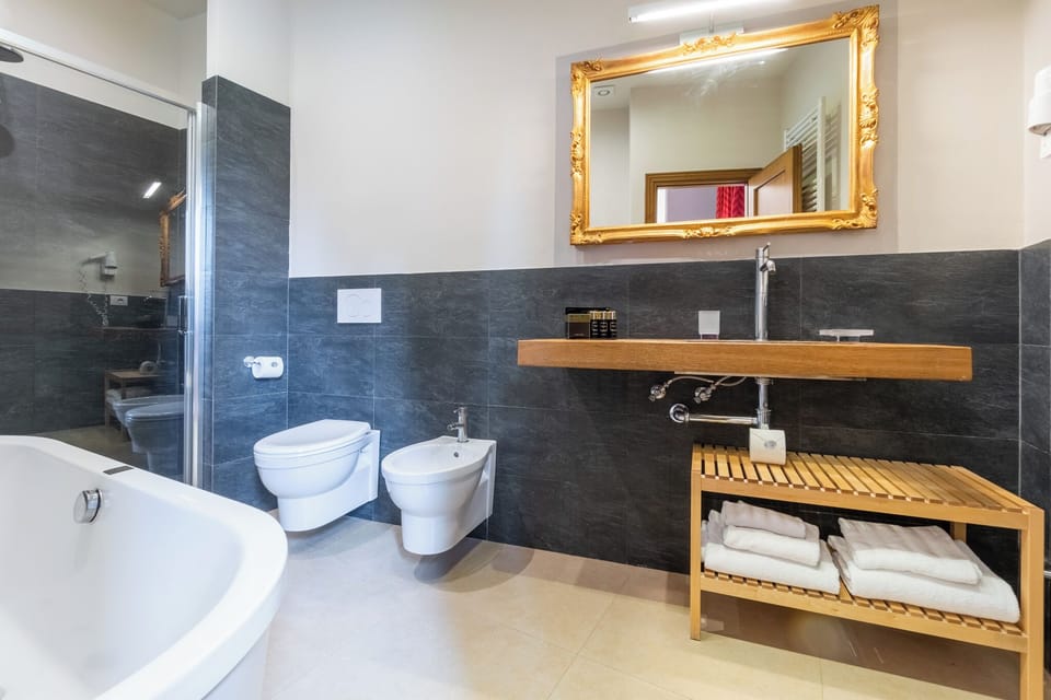 Junior Suite | Bathroom | Shower, rainfall showerhead, free toiletries, hair dryer