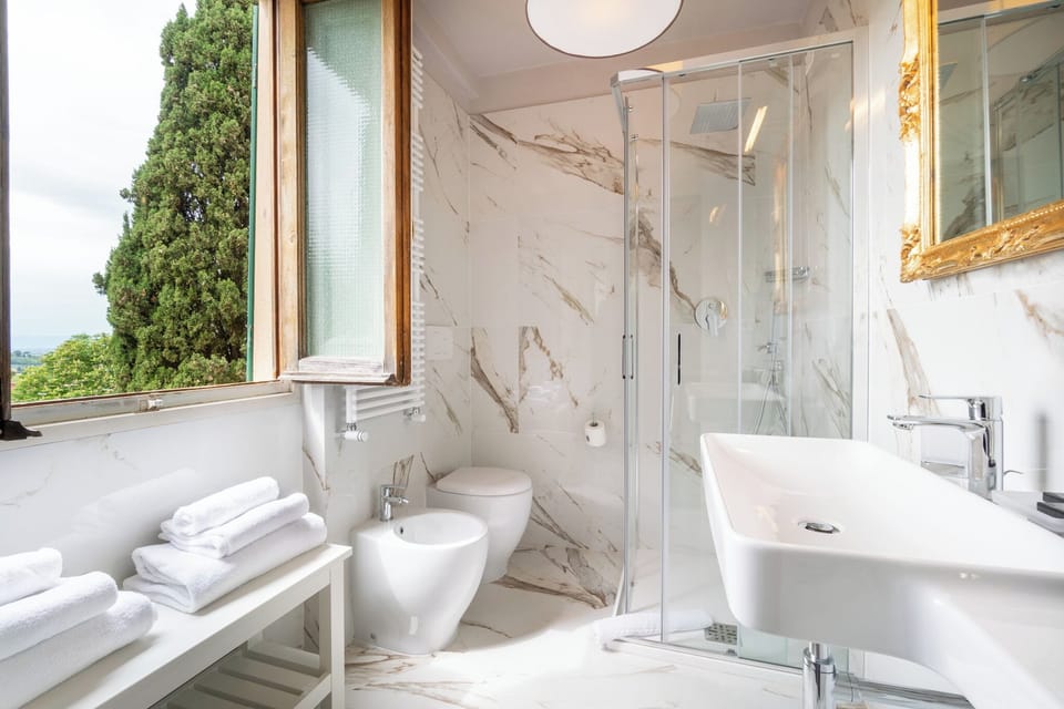 Room (della duchessa con vista) | Bathroom | Shower, rainfall showerhead, free toiletries, hair dryer