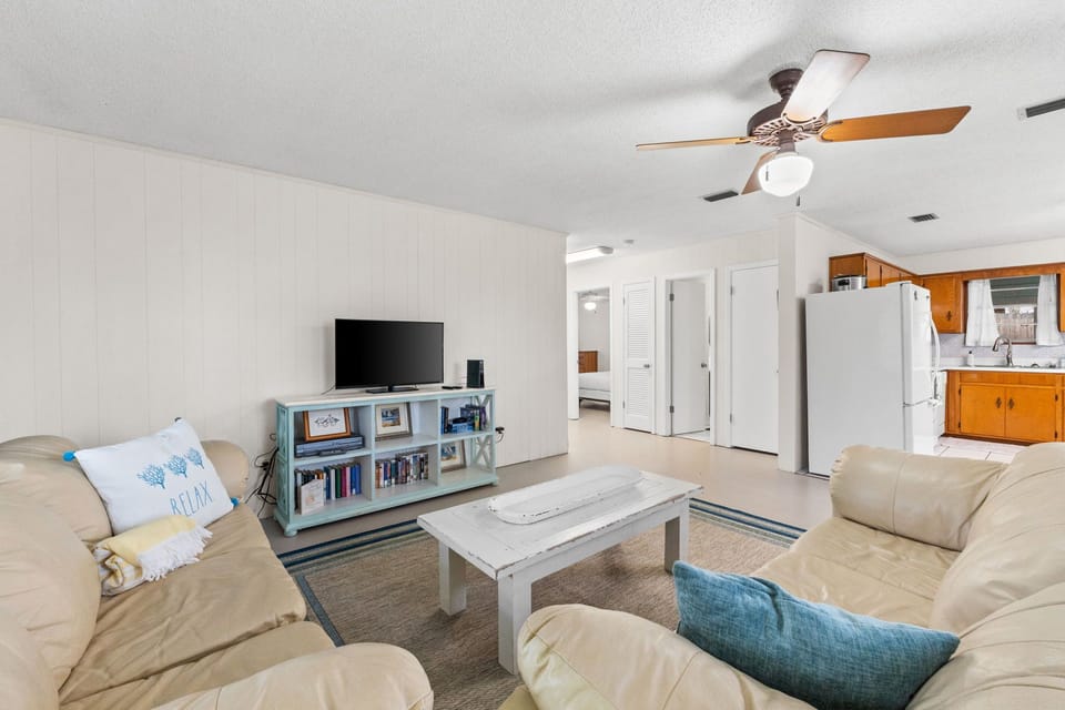 Living area - spacious with Roku tv