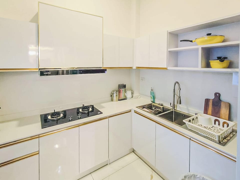 Family Villa, Pool View | Private kitchen | Shared microwave