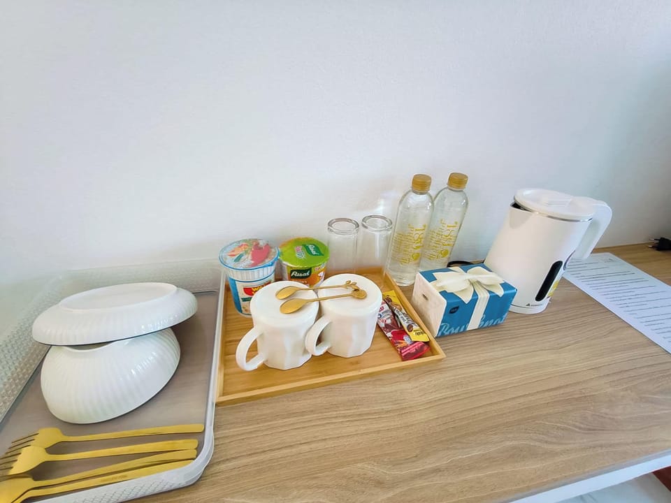 Deluxe Room, Pool View | Minibar