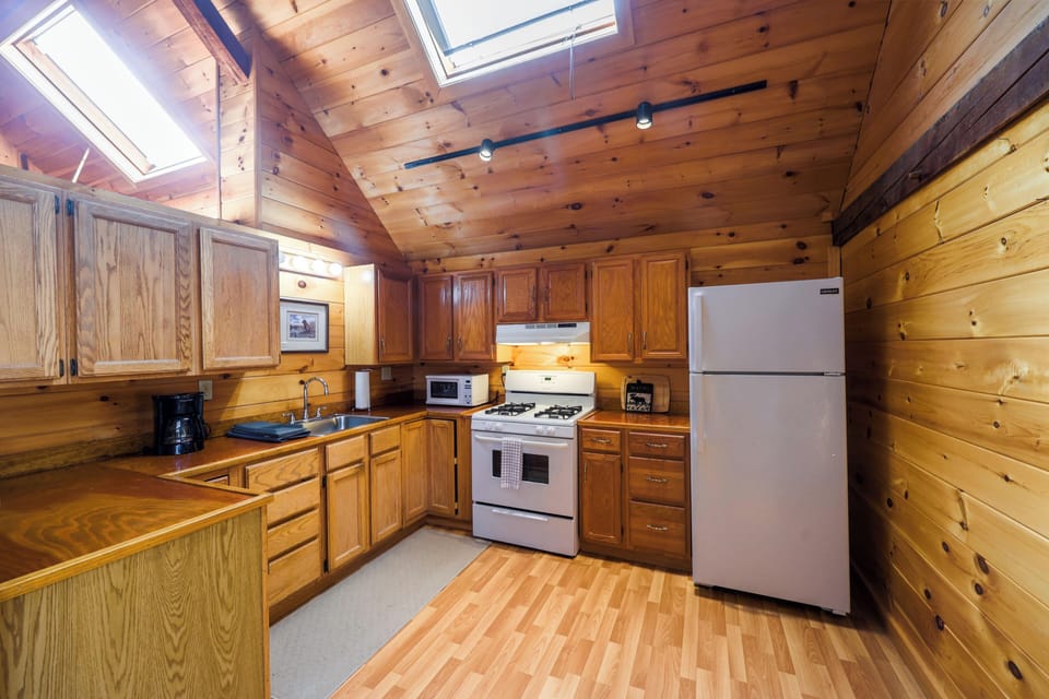 Superior Apartment, 2 Bedrooms, Non Smoking, Kitchen | Private kitchen | Full-size fridge, microwave, oven, stovetop