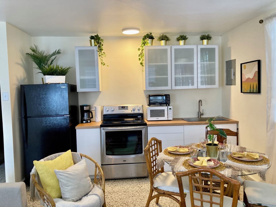 Deluxe Single Room | Private kitchen | Microwave, coffee/tea maker, toaster oven, cookware/dishes/utensils