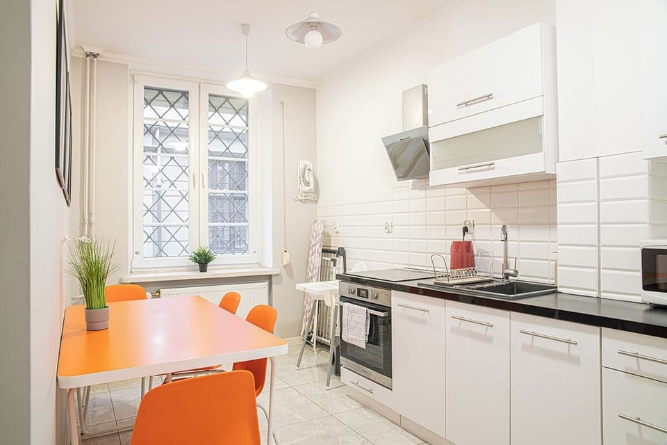 Full-size fridge, microwave, oven, stovetop