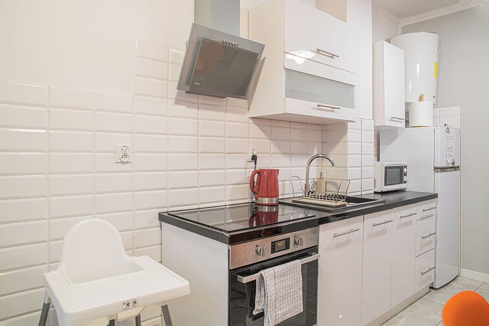 Full-size fridge, microwave, oven, stovetop