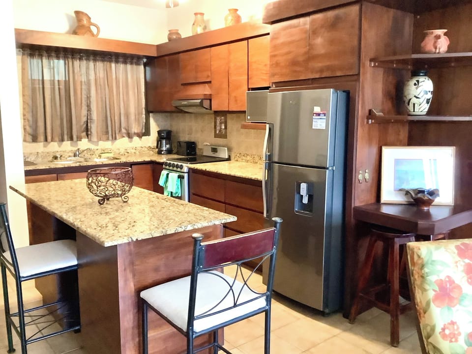 Kitchen with breakfast bar