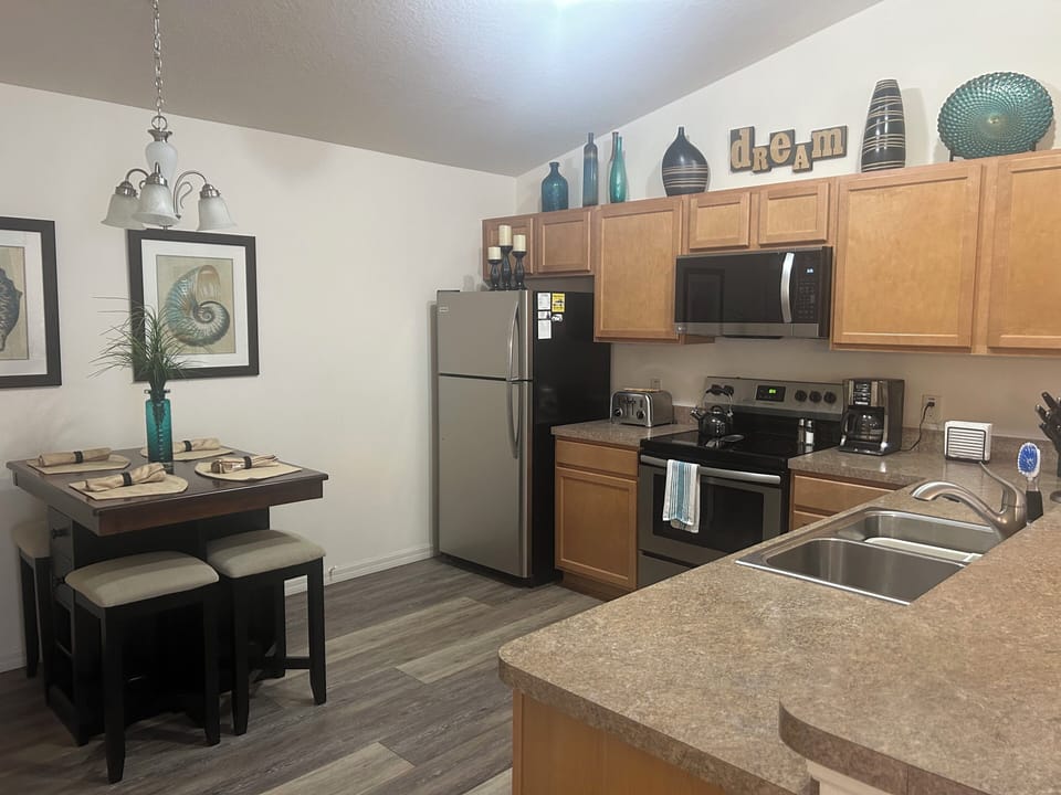 Eat-in Kitchen