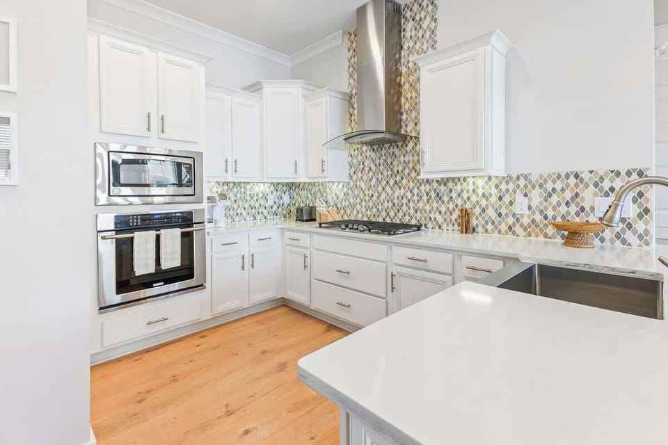 Beautiful gourmet kitchen for cooking with family!