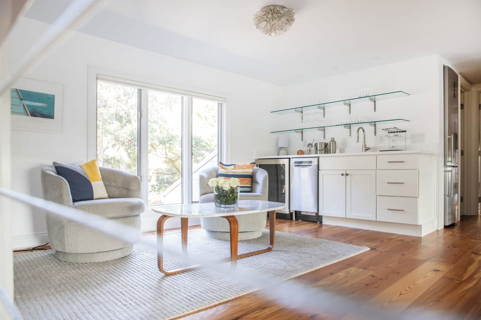 As you ascend to the mezzanine, a cozy mini lounge with wet bar awaits , offering a quiet nook for relaxation.