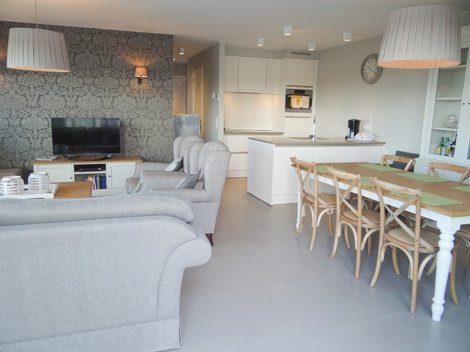Apartment | Living area | Fireplace