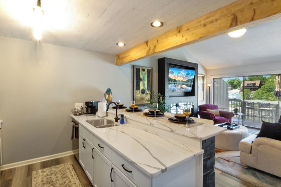 Open living space, all against the stunning backdrop of the lake. 