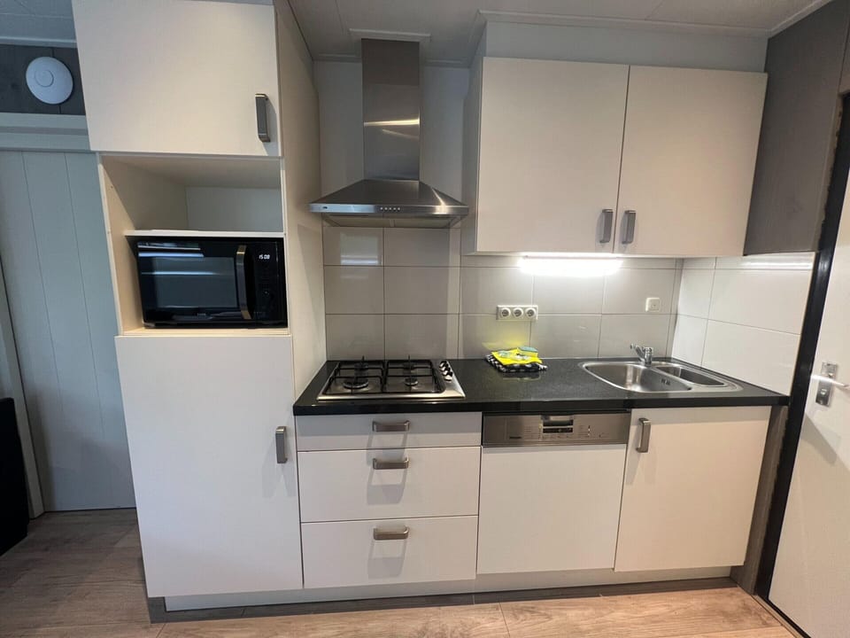 House | Private kitchen | Microwave, electric kettle