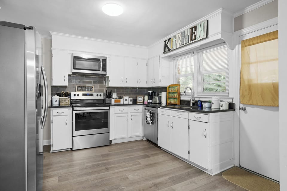 fully equipped kitchen w/brand new appliances
