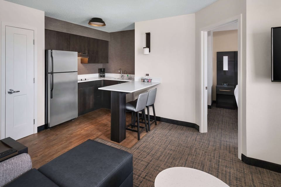 Full-size fridge, microwave, stovetop, coffee/tea maker