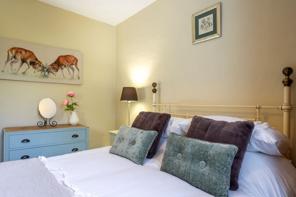 A double bedroom at Copper Beech Cottage, Dulverton
