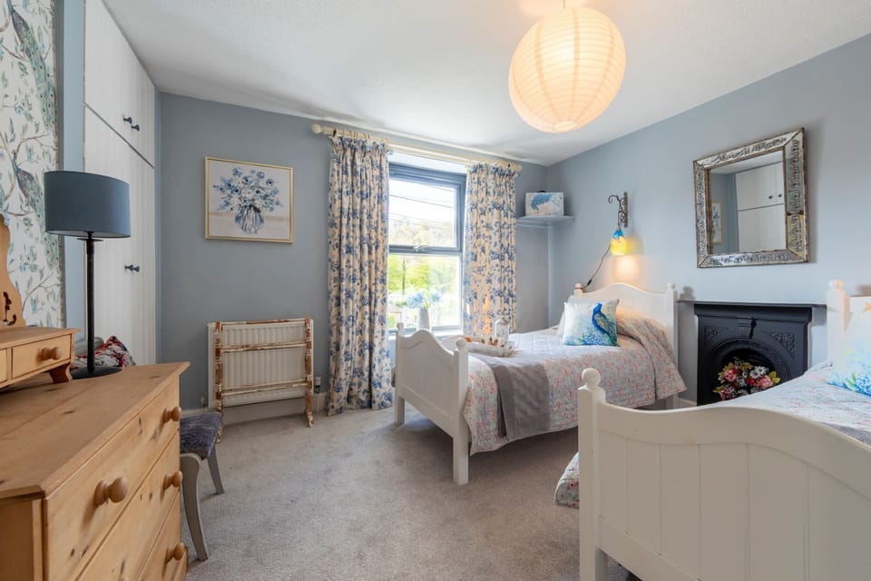 A twin bedroom at Copper Beech Cottage, Dulverton