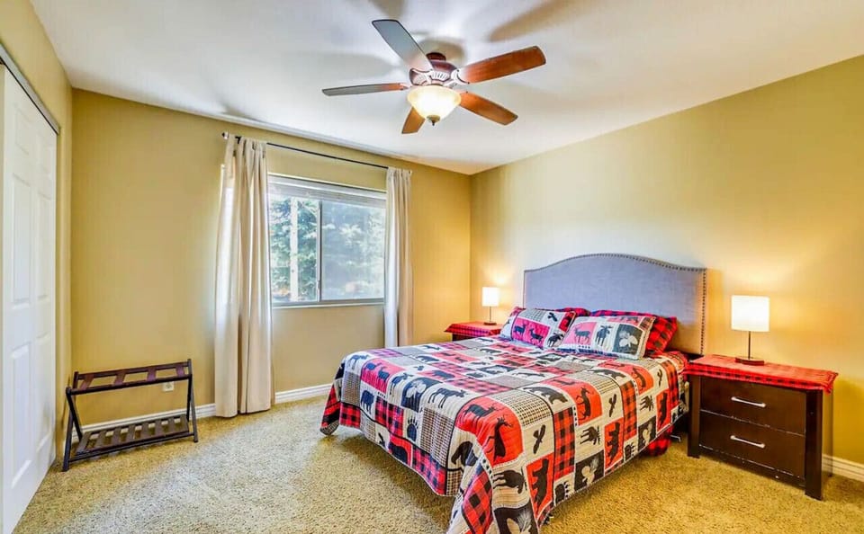 Features a comfortable queen bed, offering a cozy and inviting space for a restful night’s sleep