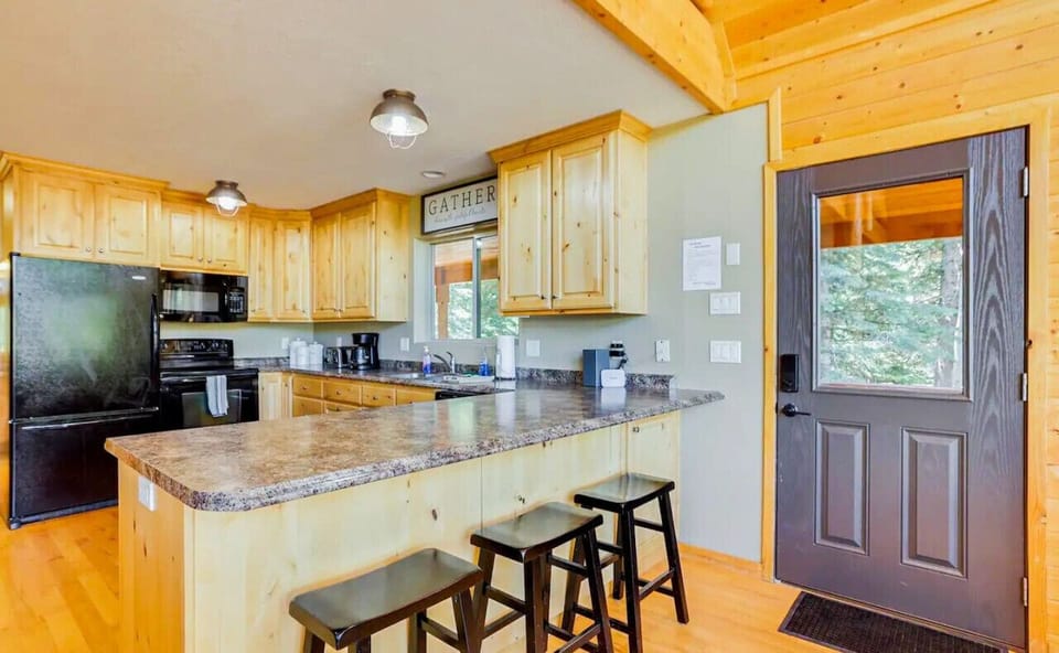 With a dishwasher, fridge, oven, and toaster, you`ll have everything you need to prepare and enjoy meals with ease.