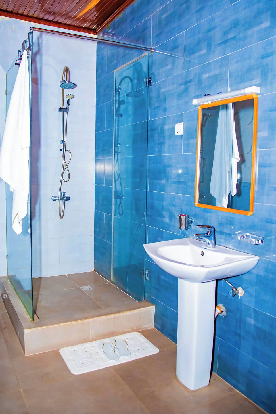 Senior Suite, Smoking | Bathroom | Rainfall showerhead, slippers, towels, soap