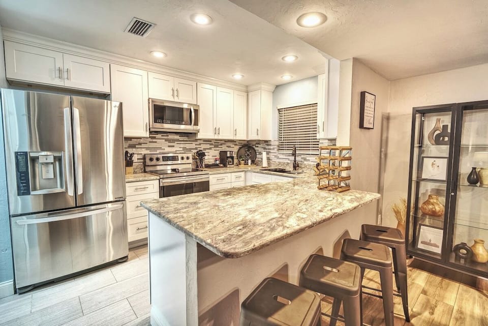 Sit back and have a great bit to eat at our kitchen island!