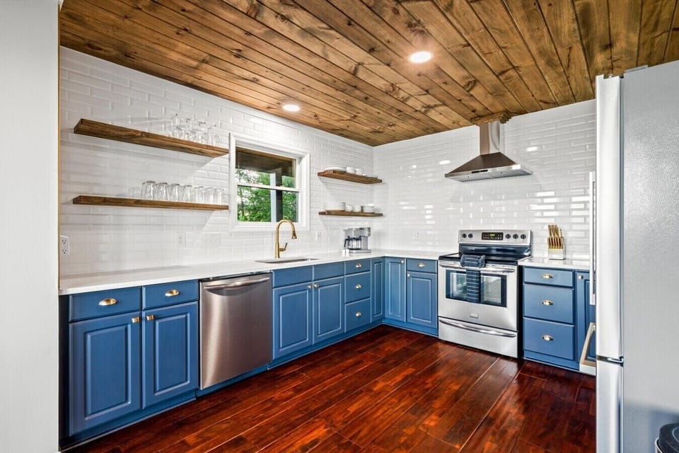 The fully equipped kitchen combines modern finishes with mountain charm, offering everything needed to prepare family meals, quick snacks, or a fresh pot of coffee before a day of adventure.