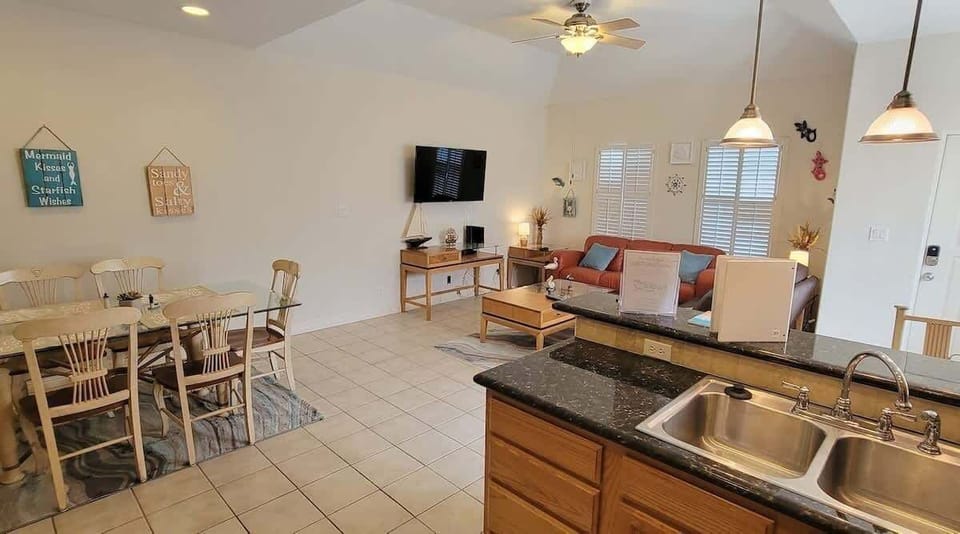 Apartment, 2 Bedrooms | Living area