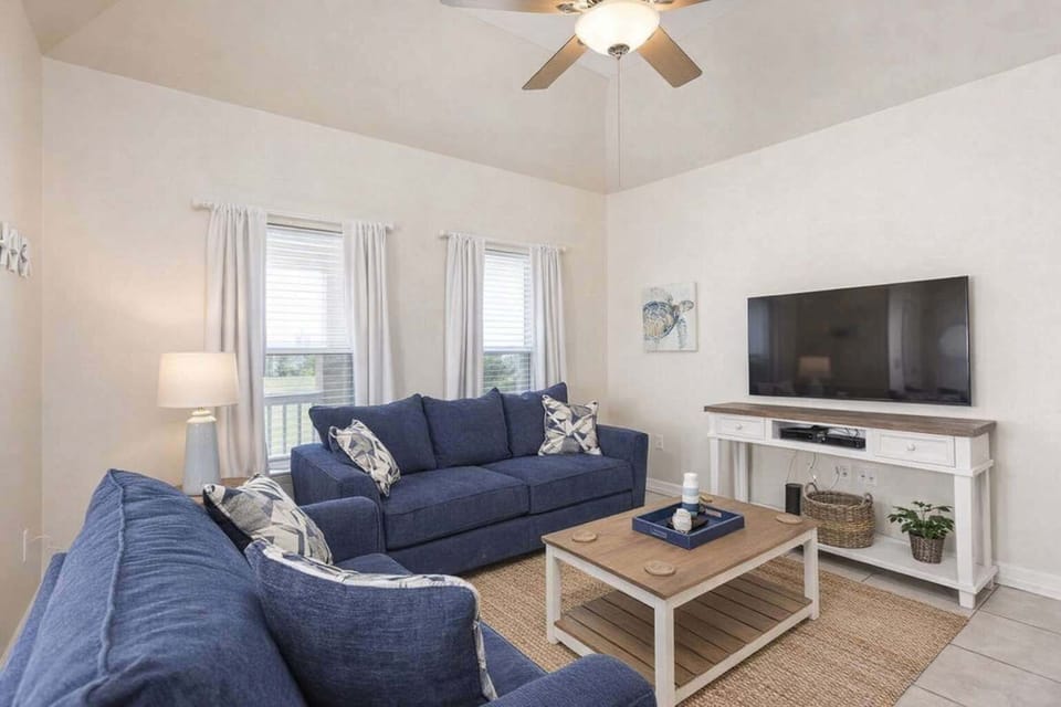 Apartment, 2 Bedrooms | Living area