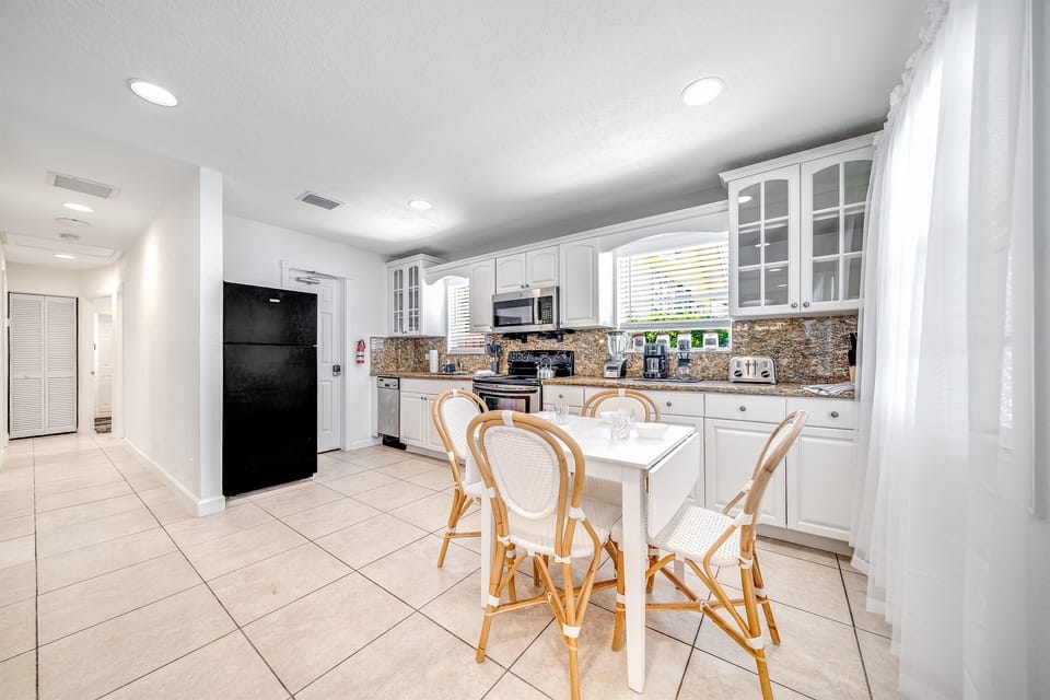 Dining area and kitchen - Front Unit