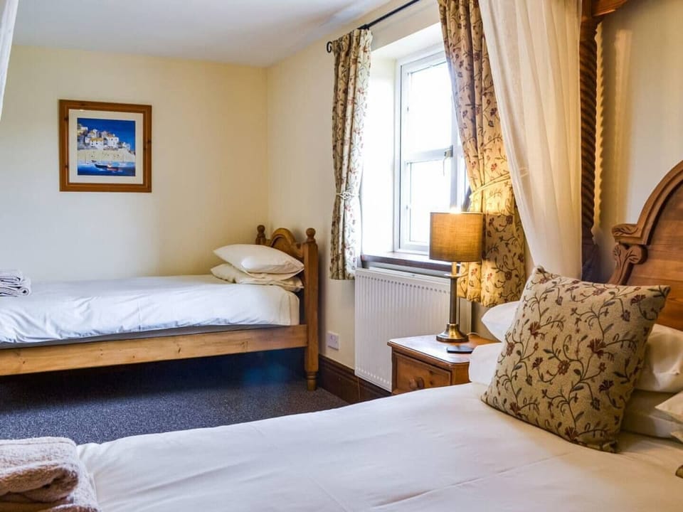 Double four poster bed plus single bed ensuite