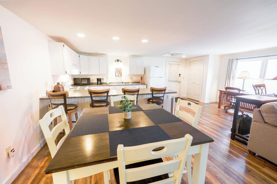 Premium Apartment, 2 Bedrooms, Non Smoking, Kitchen | In-room dining