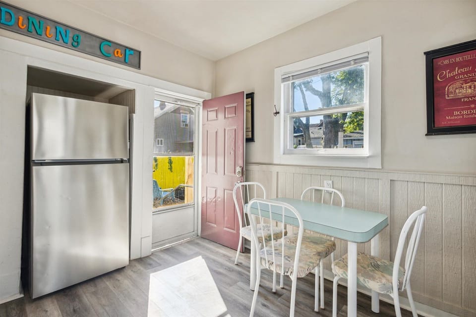 Eat-In Kitchen