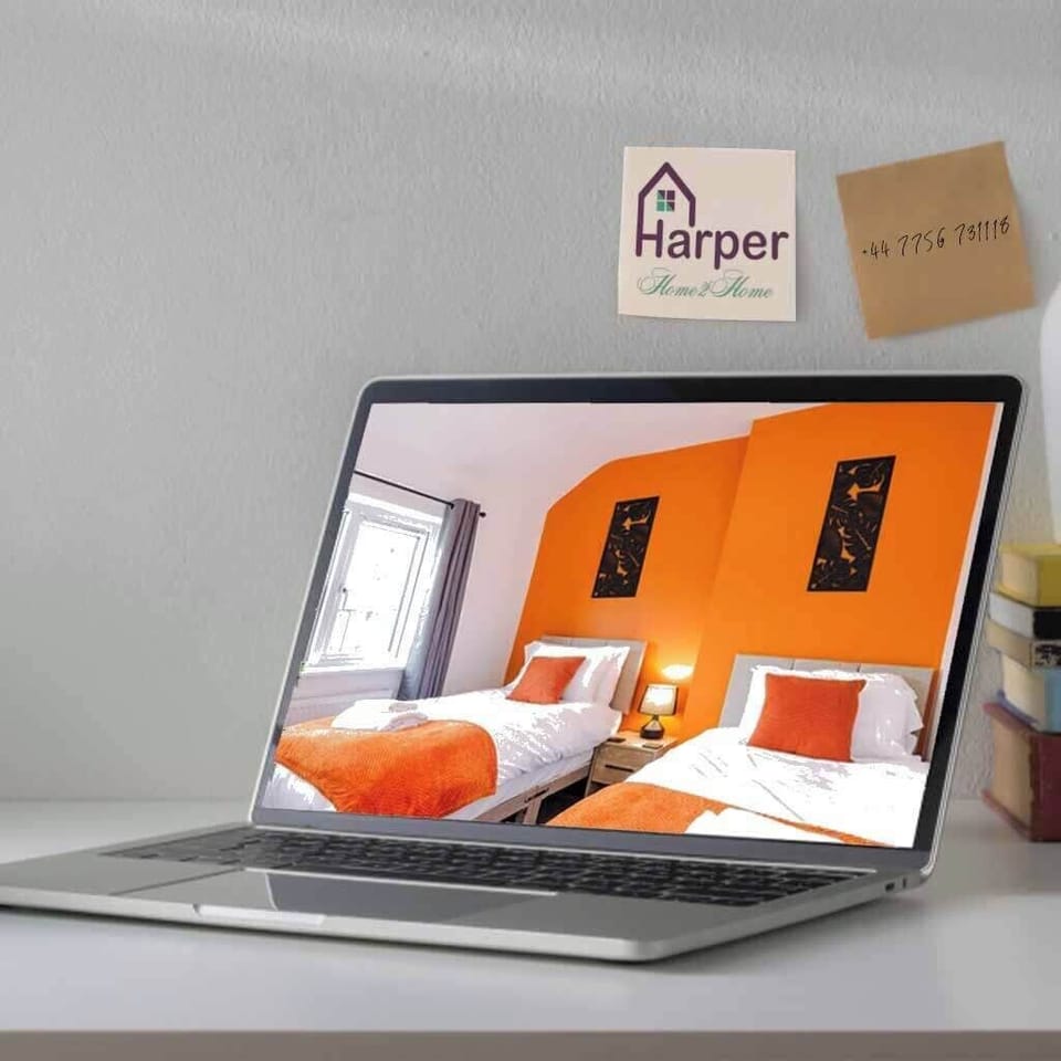 Minimalist room with natural light, perfect for working or extra storage.
Flexible space suited for long stays and added convenience.
